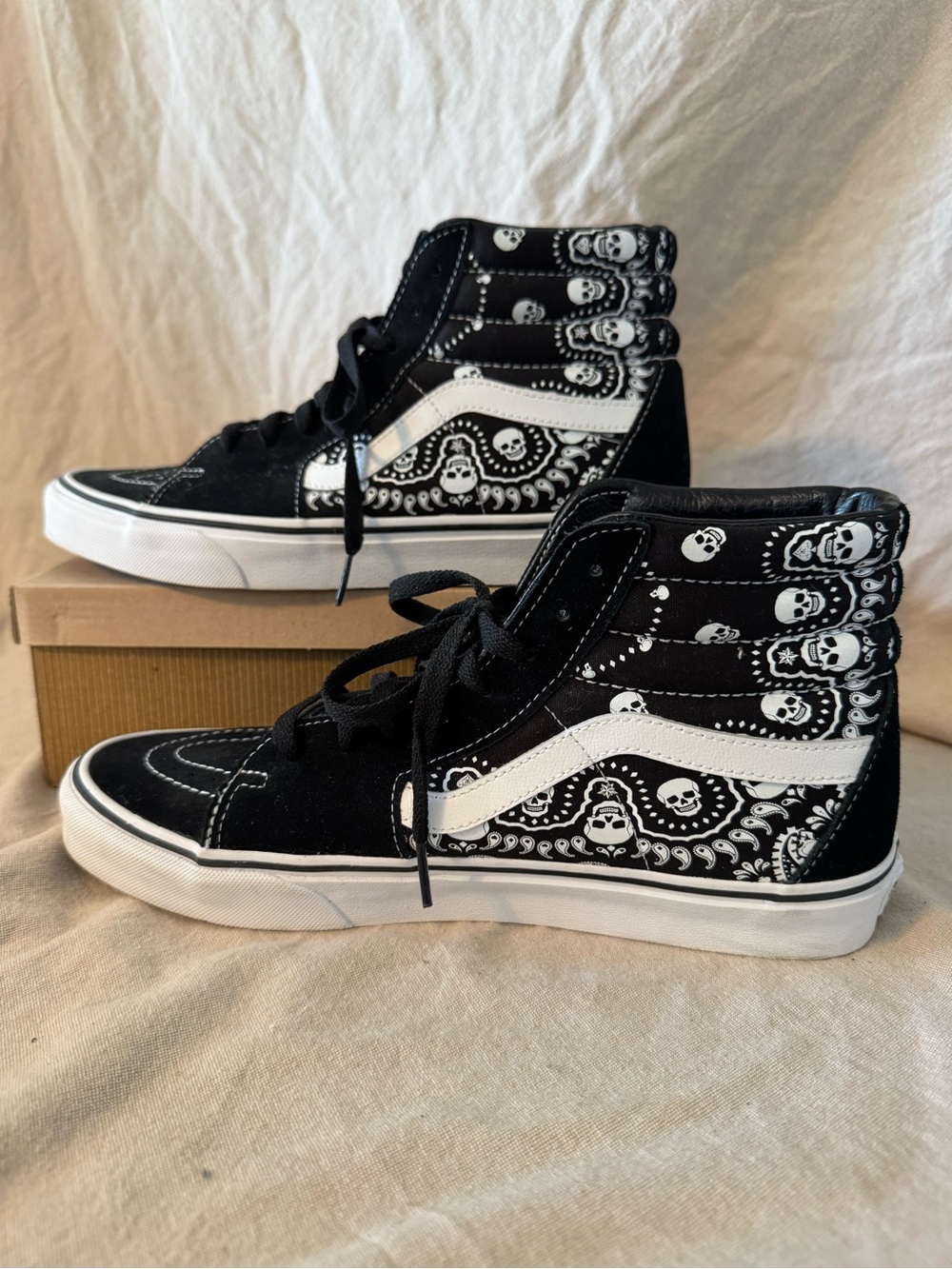 Vans Sk8-Hi Black & White Bandana Skull Skateboarding Sneakers Shoes Men’s 10